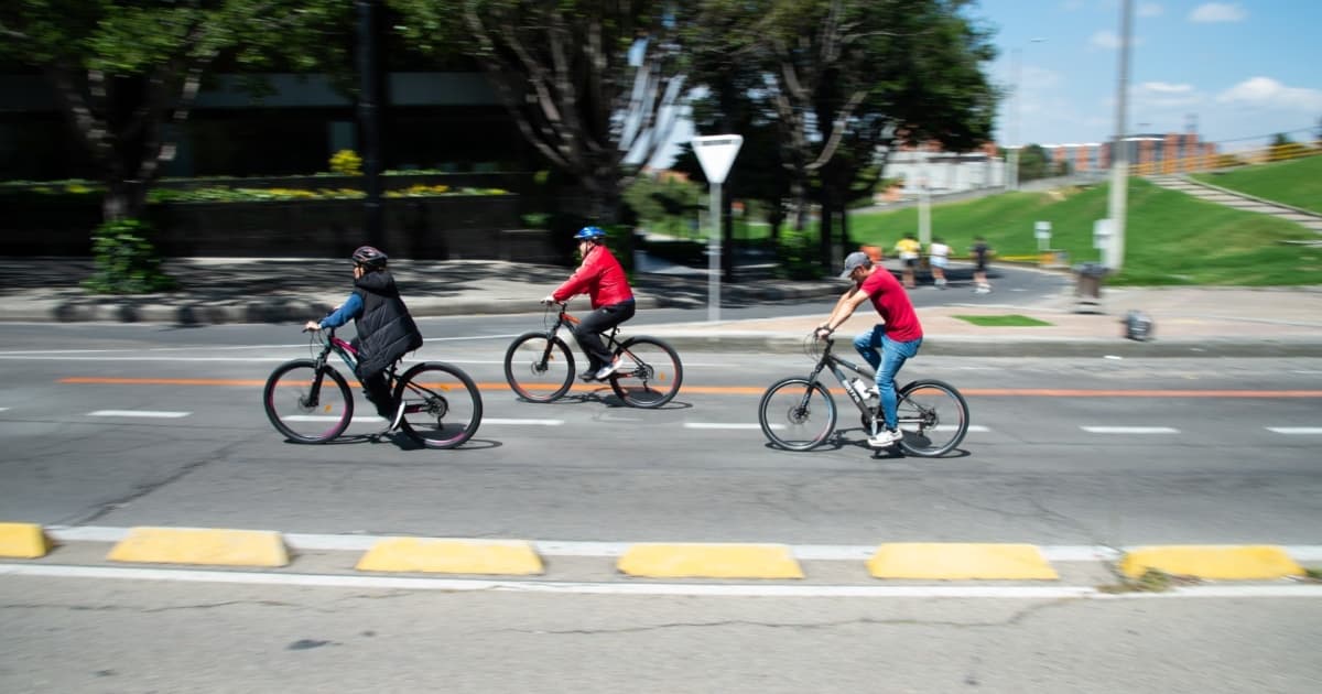 Personas en bicicleta recorren ciclovía de Bogotá durante jornada recreativa en el parque lineal de la ciudad