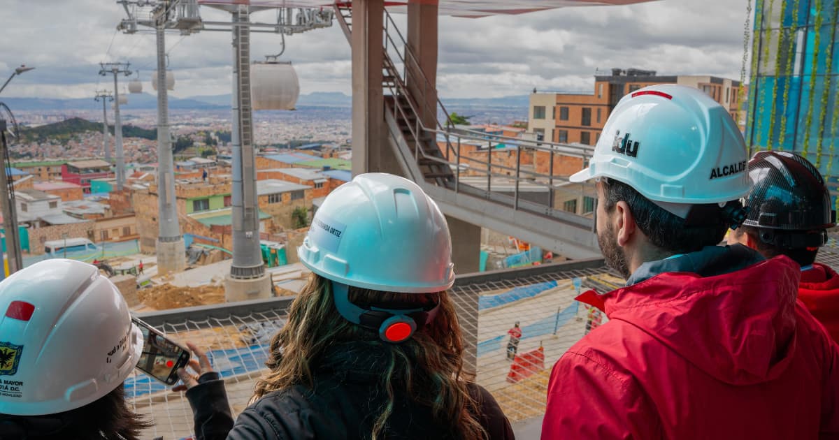 El alcalde mayor, Carlos Fernando Galán, mirando las pruebas de las cabinas del TransMiCable de San Cristóbal