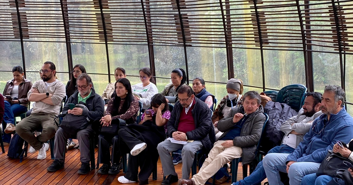 Imagen de varias personas sentadas