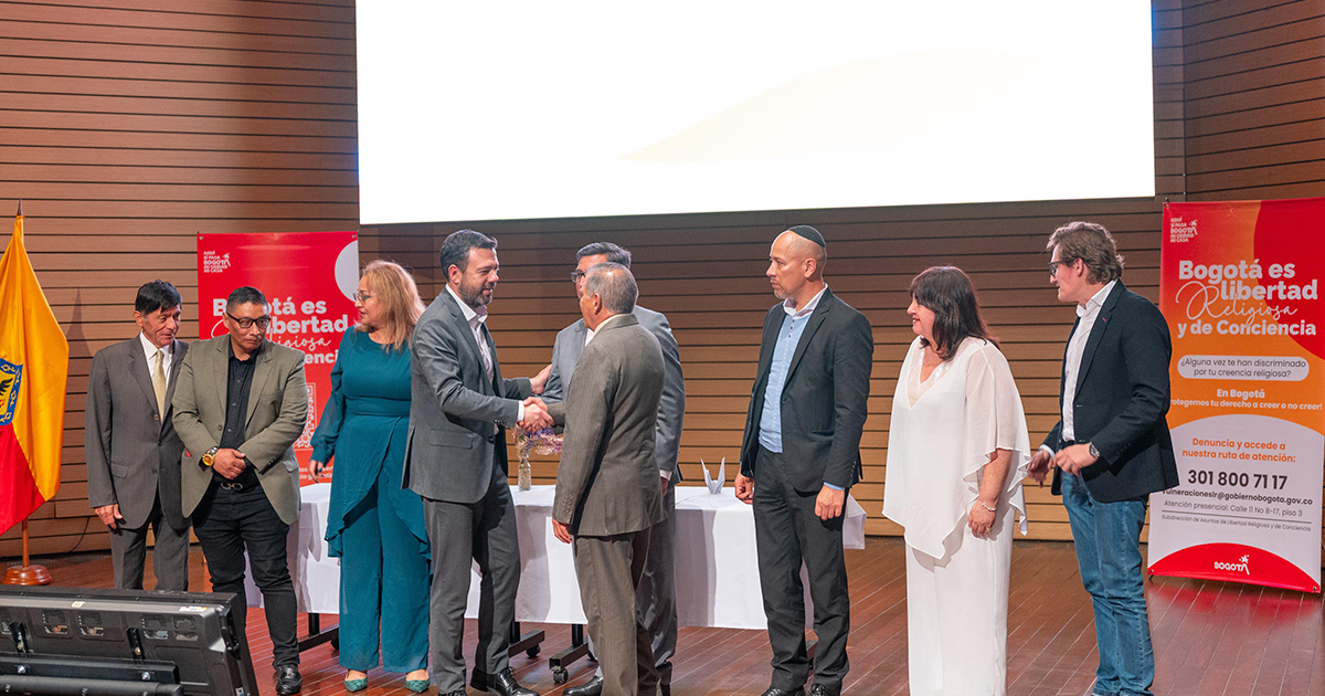 Imagen de la posesión en la que se ven varias personas dando la mano al alcalde Galán