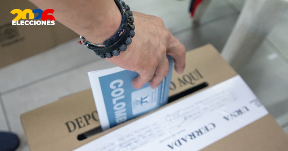 Una persona depositando su voto en un puesto de votación en Bogotá.