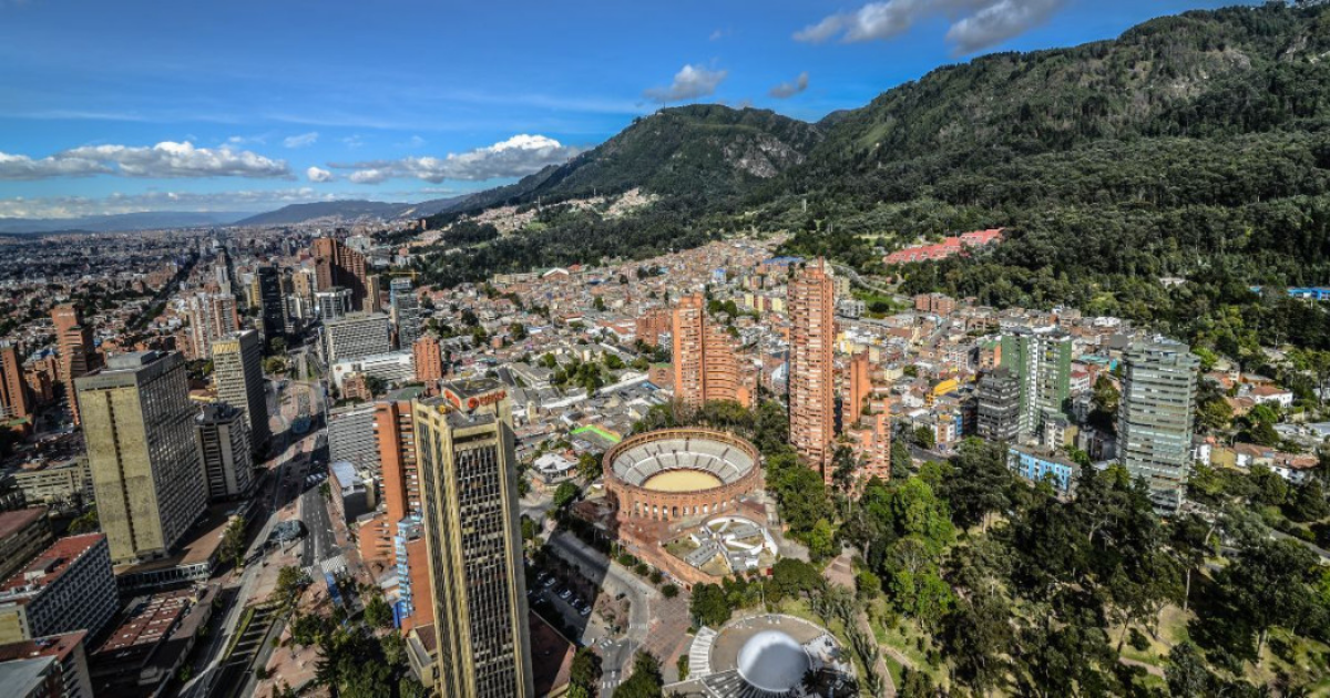 Imagen panorámica de Bogotá donde se evidencia un día soleado.