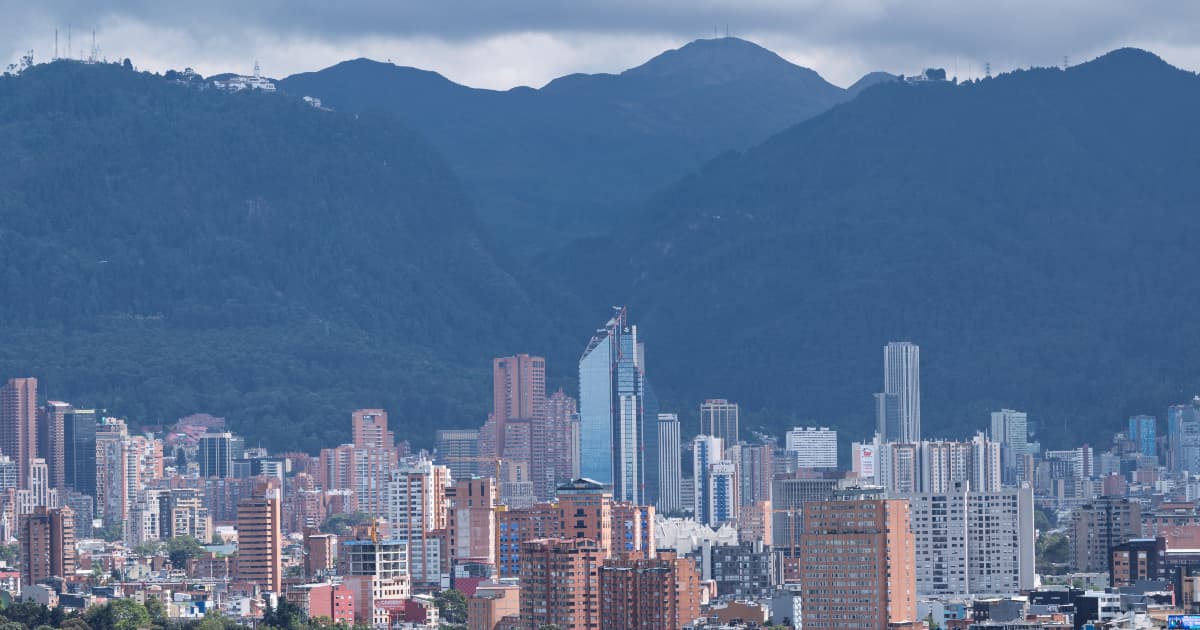 Fotografía panorámica de Bogotá con vista hacia Monserrate y Cerros Orientales