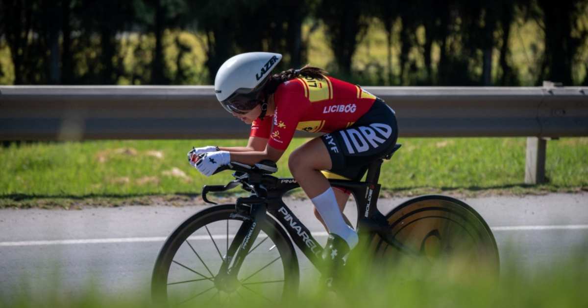 Foto que muestra una mujer montando bicicleta 