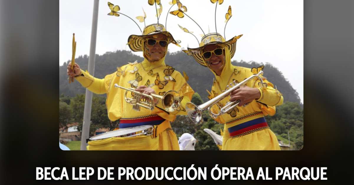 Foto que muestra dos personas sonriendo y llevando tambores 