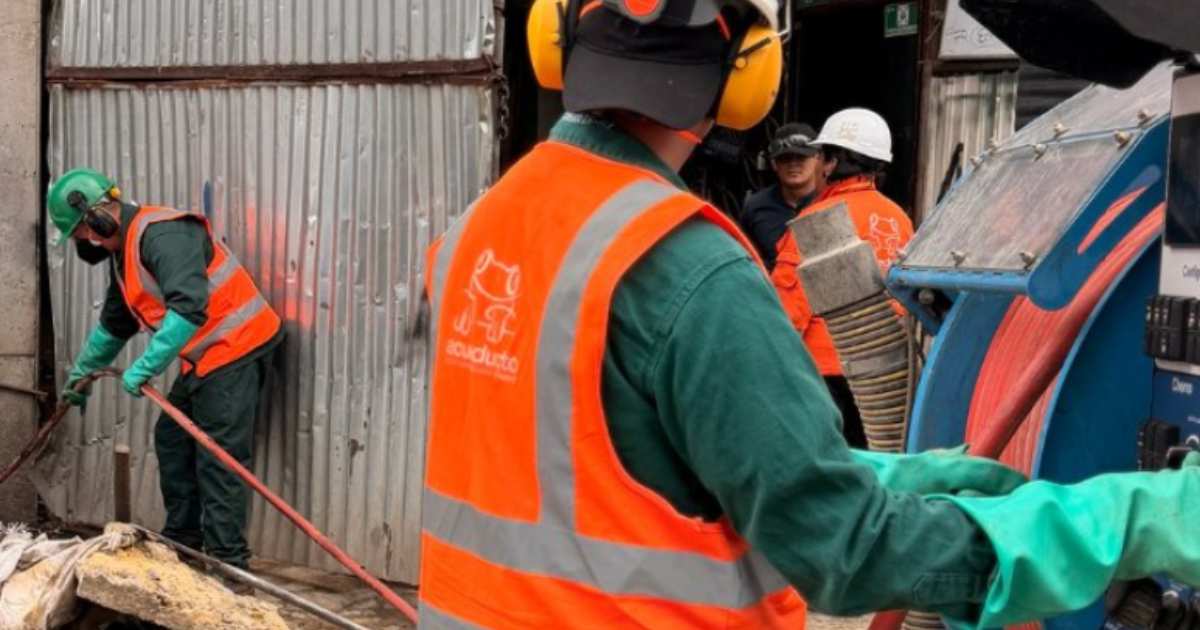 Foto que muestra personas con chalecos y cascos de la Acueducto de Bogotá