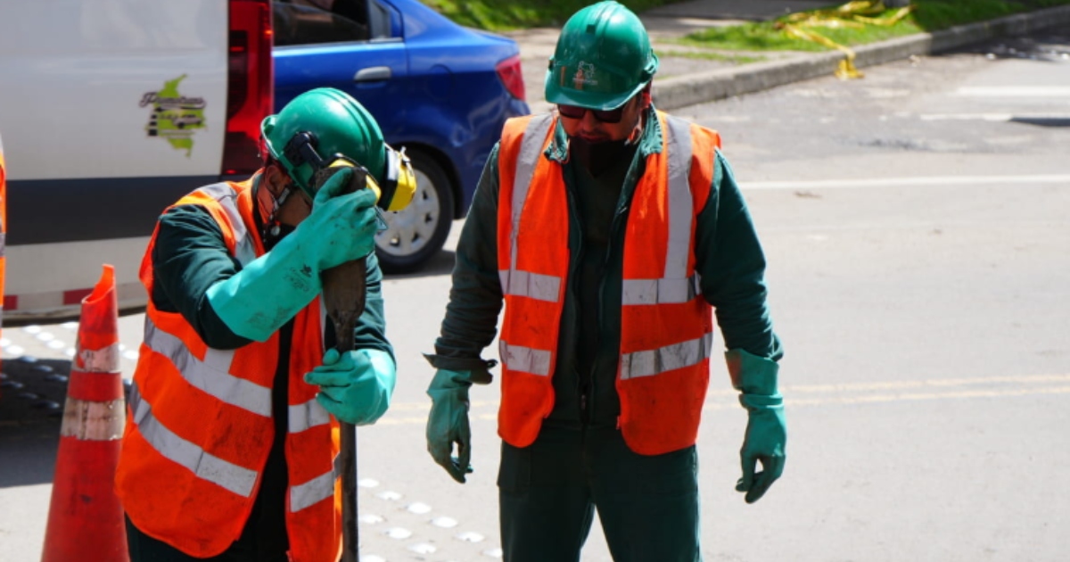 Foto que muestra dos trabajadores del Acueducto de Bogotá 