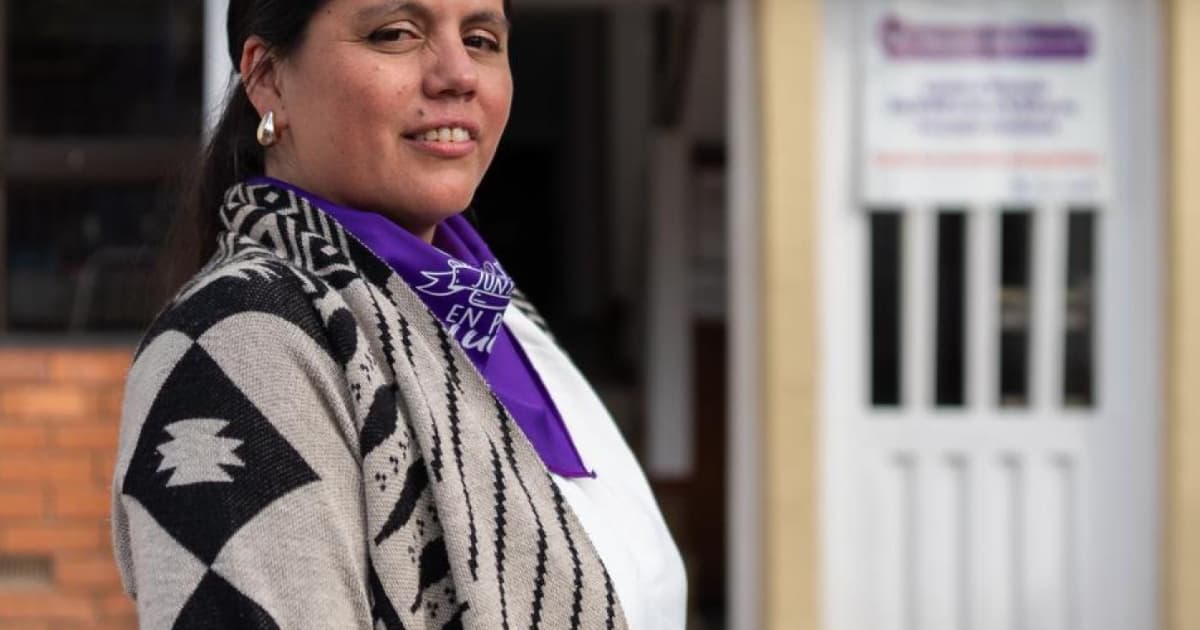 Mujer con una pañoleta morada.