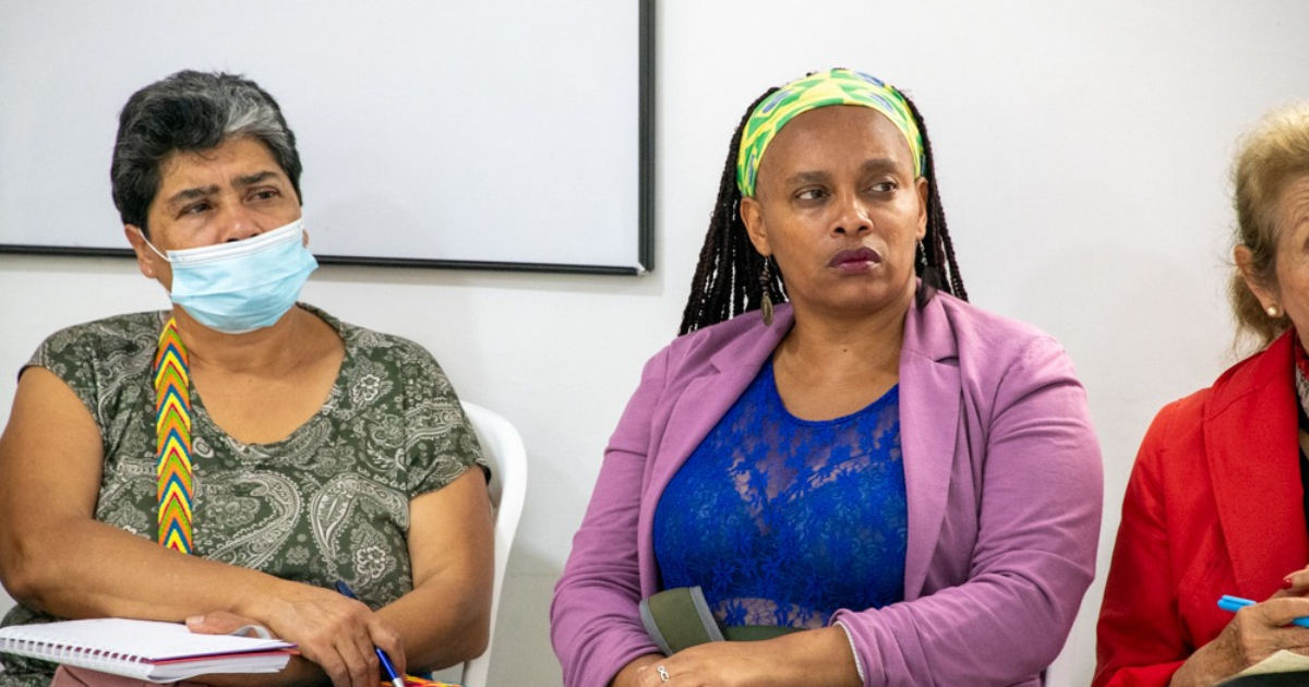 Foto de dos mujeres en una charla ciudadana en Bogotá.