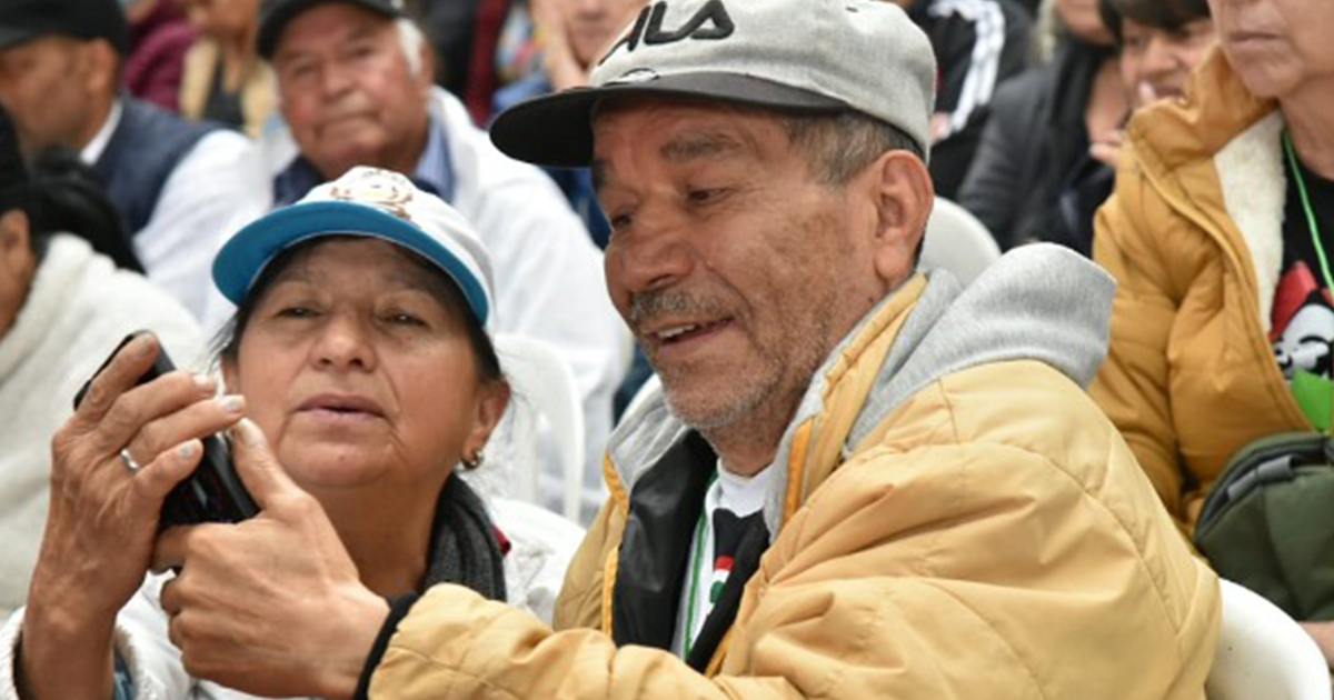 Imagen de un hombre y una mujer viendo el celular