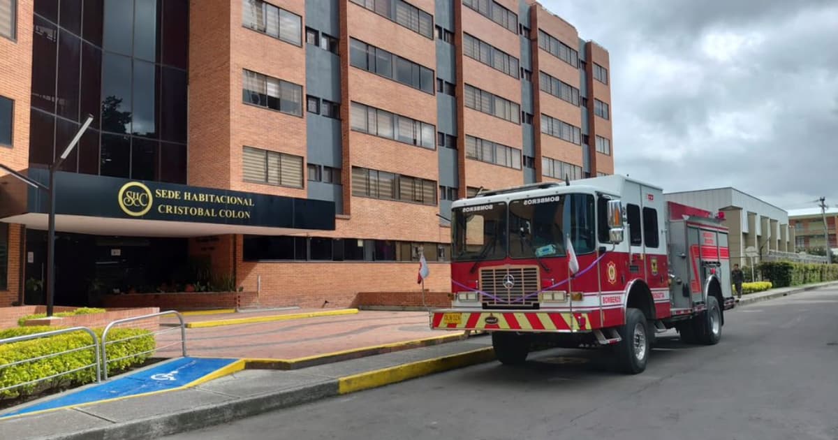 Camión del Cuerpo de Bomberos de Bogotá frente a la Sede Habitacional Cristóbal Colón del Ejército Nacional.