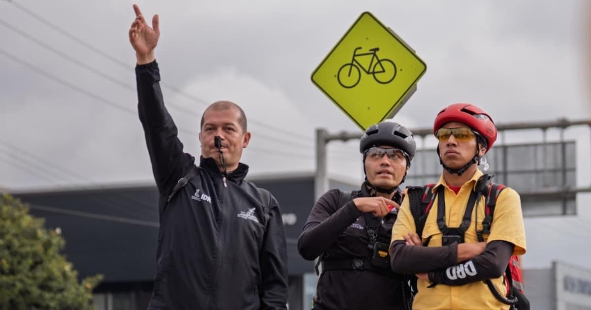 Personal del IDRD orienta ciclistas durante jornada sin Ciclovía por proceso electoral en Bogotá