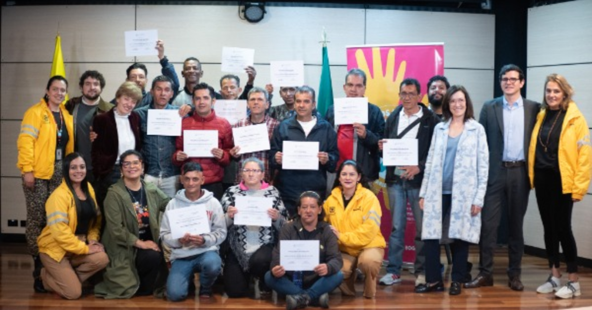 Imagen de los exhabitantes de calle con el diploma en mano