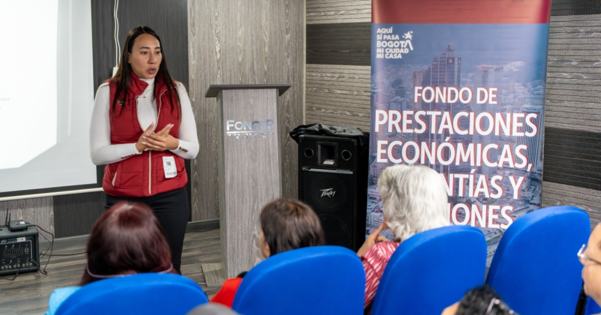 Foto de una mujer hablando con pensionados