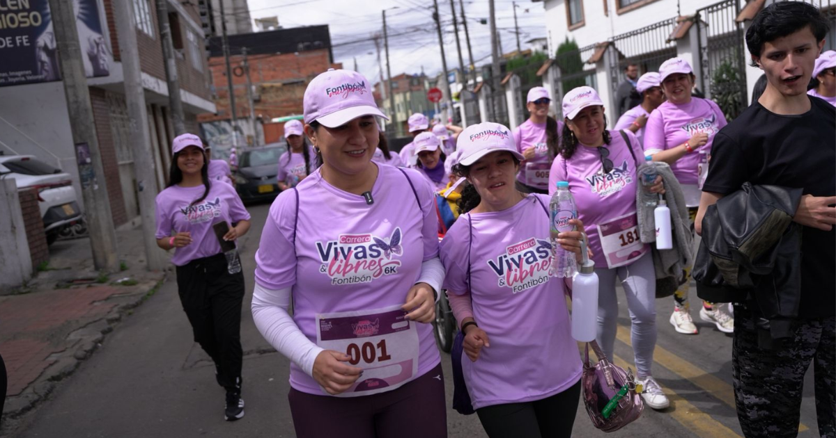 Foto de un grupo de mujeres con camiseta rosadas