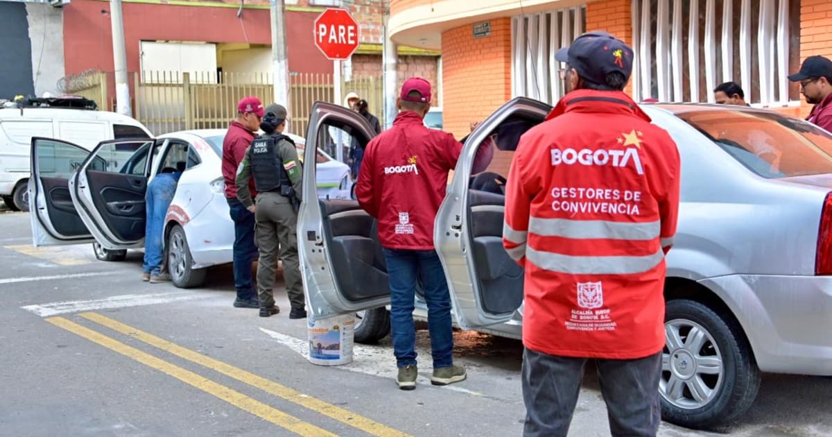 Gestores de convivencia inspeccionando carros.