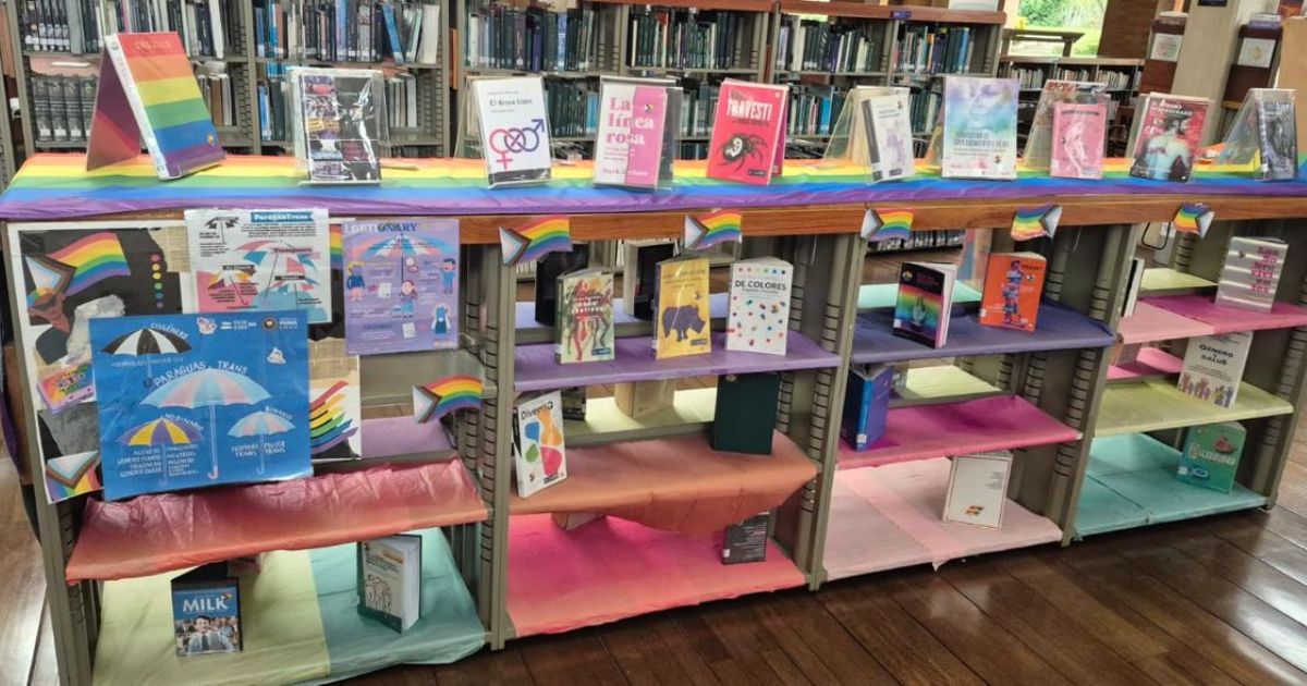 Imagen de stand de libros en conmemoración del Mes del Orgullo LGBTI