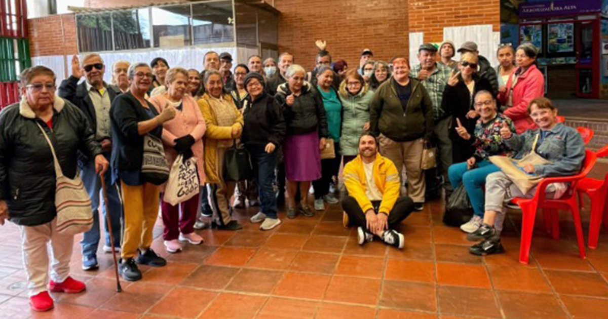 Imagen de personas posando para la foto 