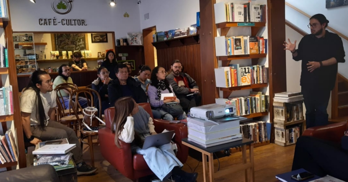 Imagen de varias personas tomando las clases.