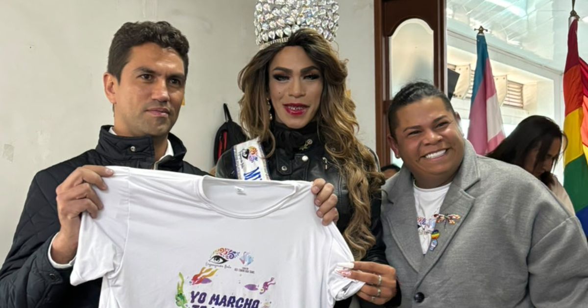 Foto de tres personas posando con una camiseta blanca