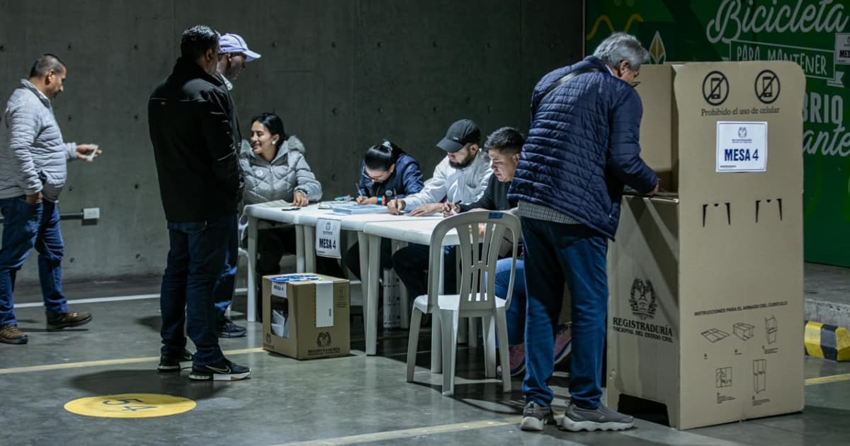 Personas ejerciendo su derecho al voto en Bogotá.