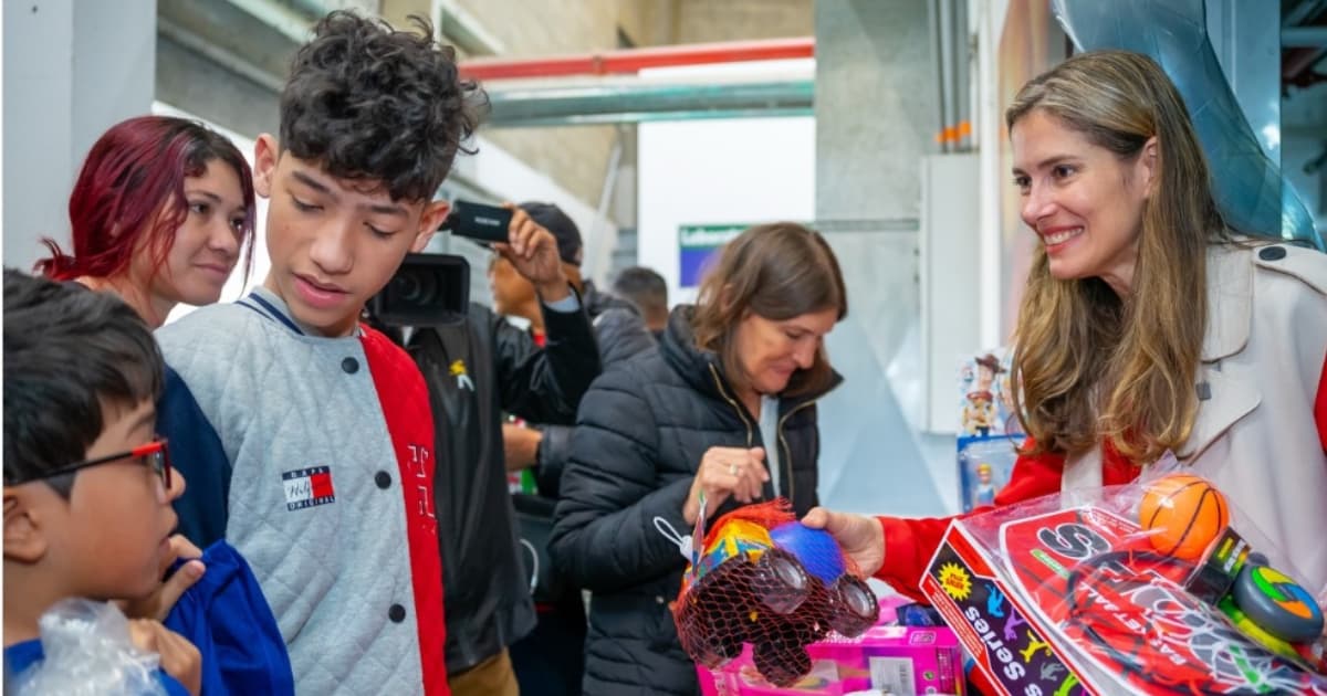 Primera dama del Distrito y gestora social, Carolina Deik, entregando regalos, alimentos y productos a niños