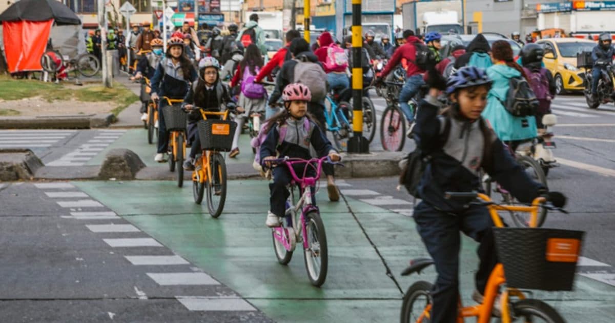 Foto de niños montando en bicicleta