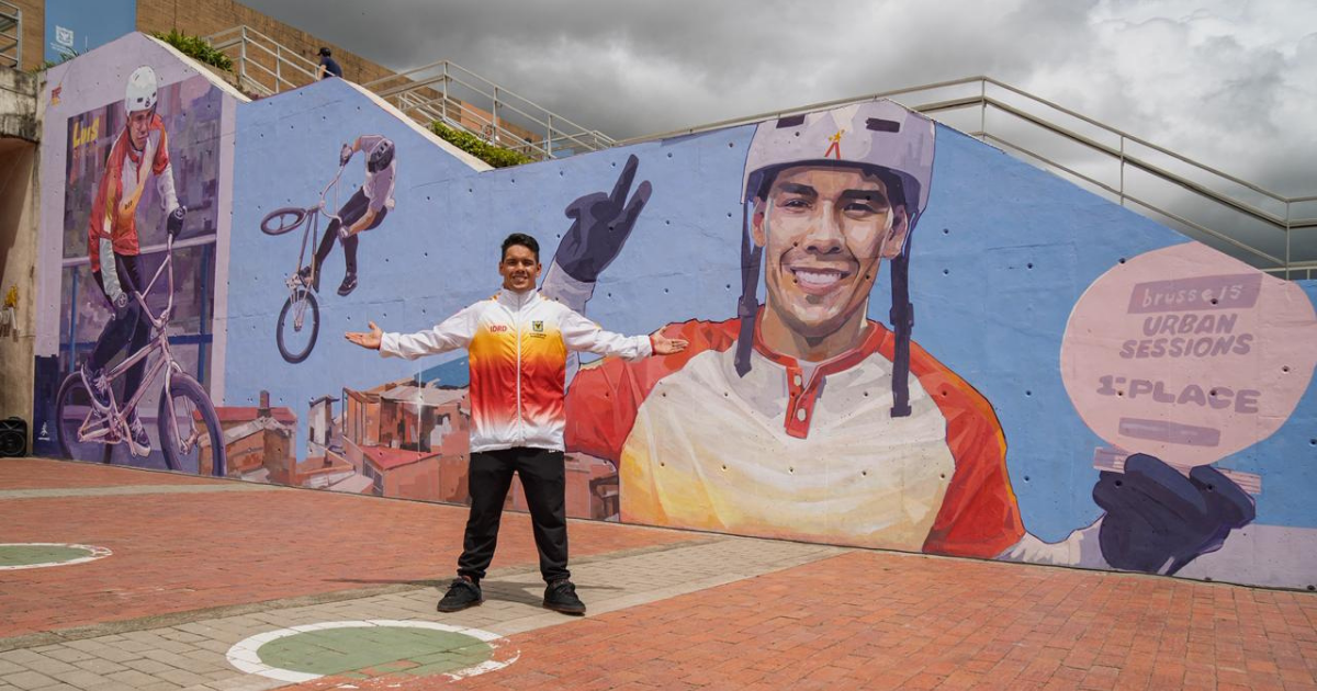 Imagen del deportista bogotano Luis RIncón junto al mural en su honor.