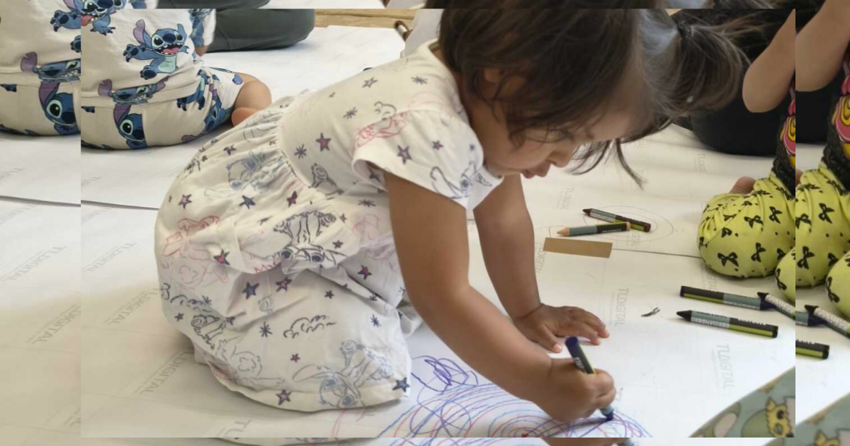 Imagen de una niña participando en la pintaton del programa Nidos.