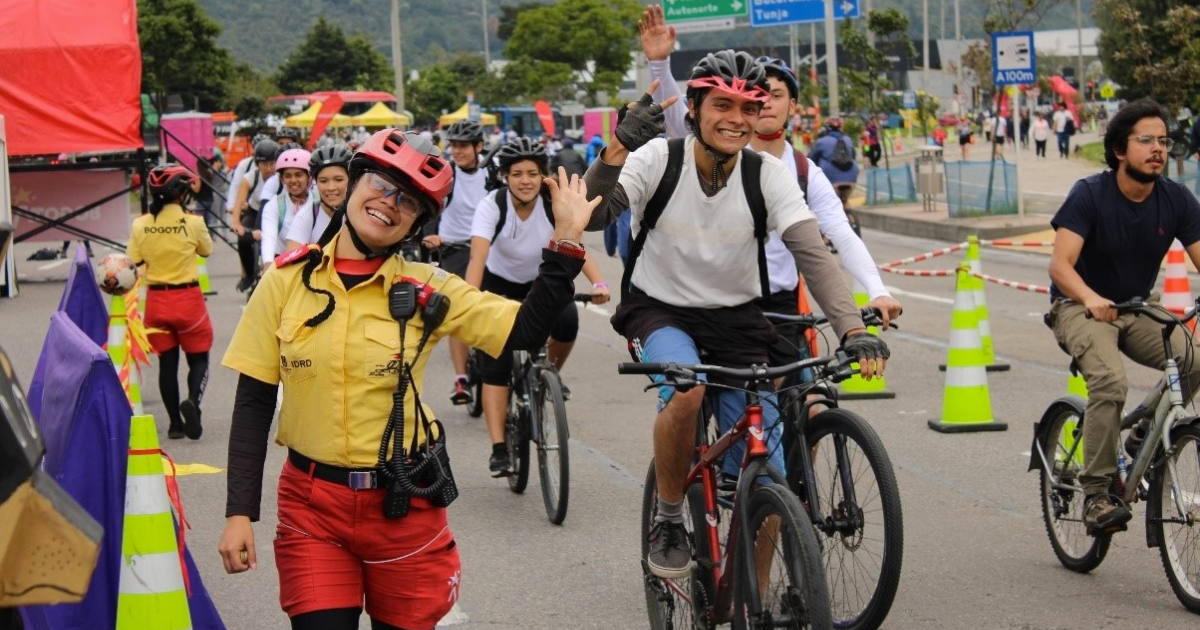 Imagen de varias personas disfrutando la ciclovía.