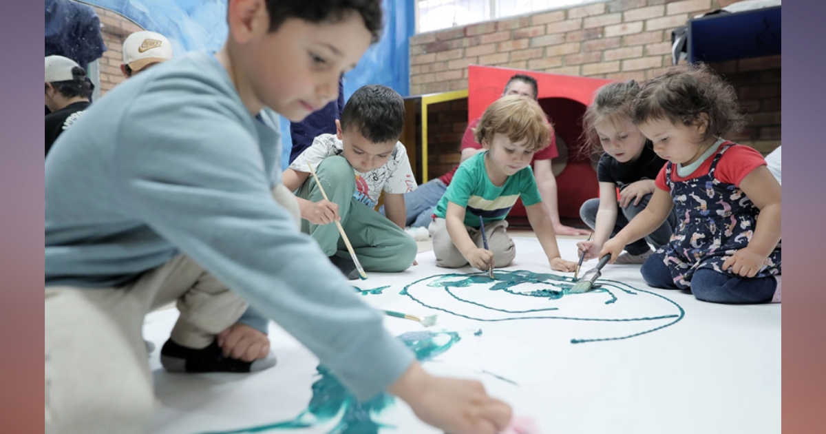 Imagen de varios niños de la primera infancia disfrutando del evento.
