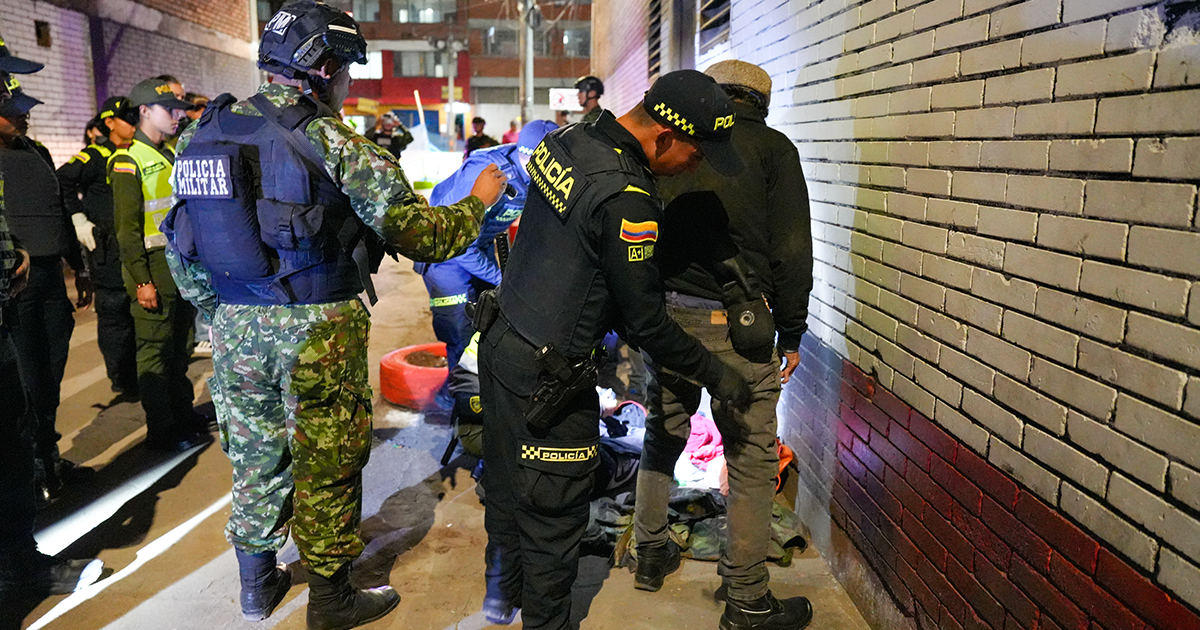 Imagen de operativo en el que se ve a un policía 