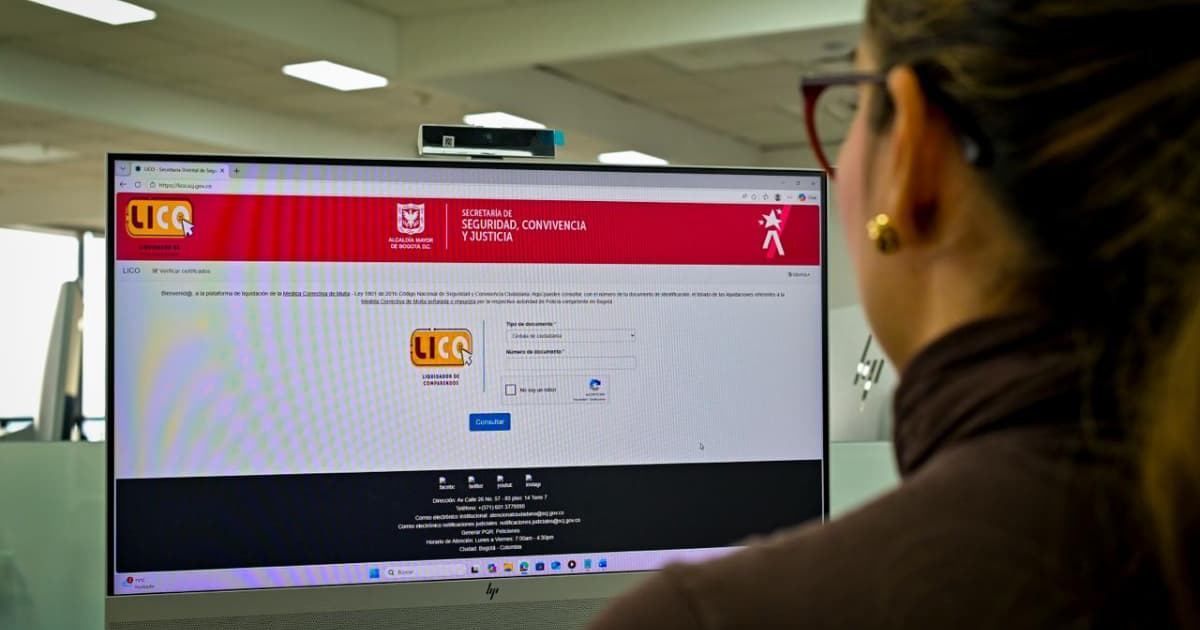 Mujer mirando a un computador, en cuya pantalla se ve la plataforma LICO.