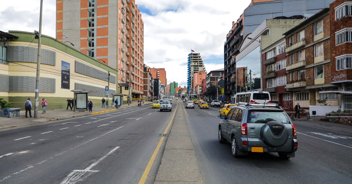 Foto que muestra vehículos andando por las calles de Bogotá 