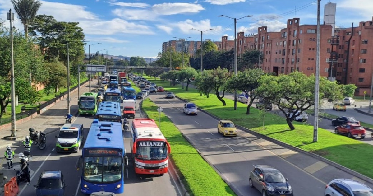 Foto que muestra vehículos andando por las calles 
