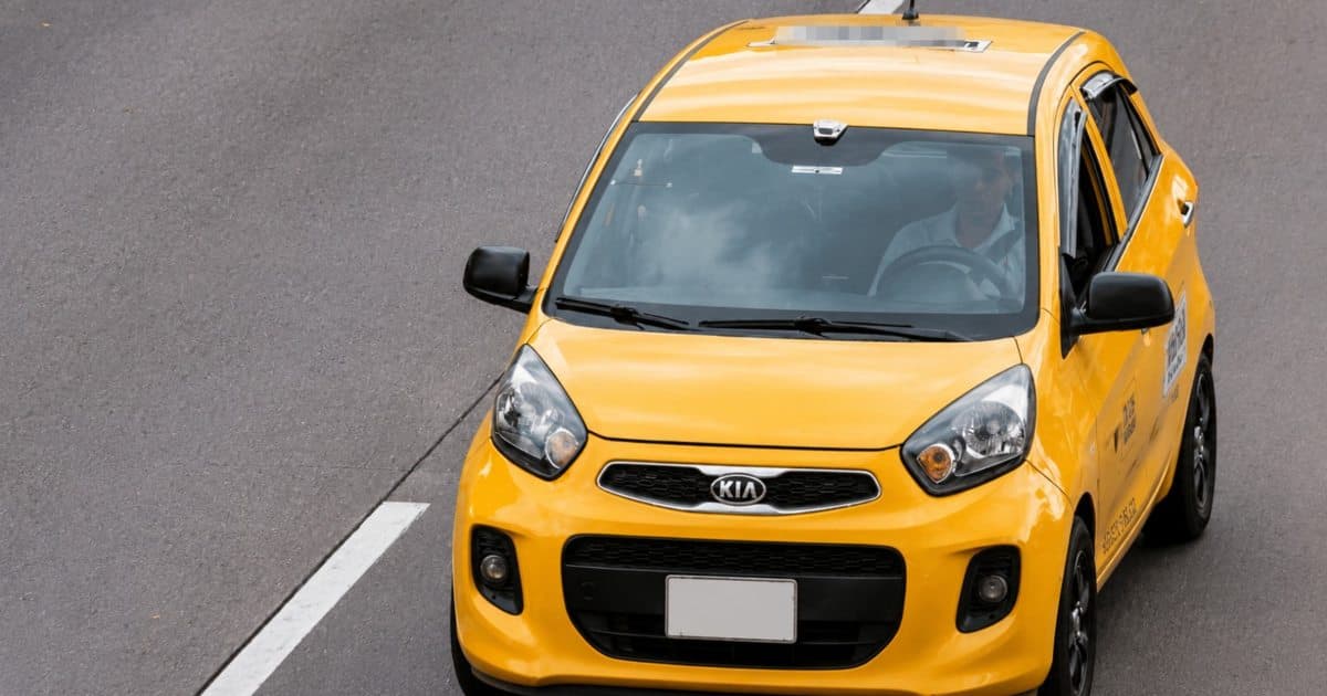Foto de un taxi en una vía de Bogotá