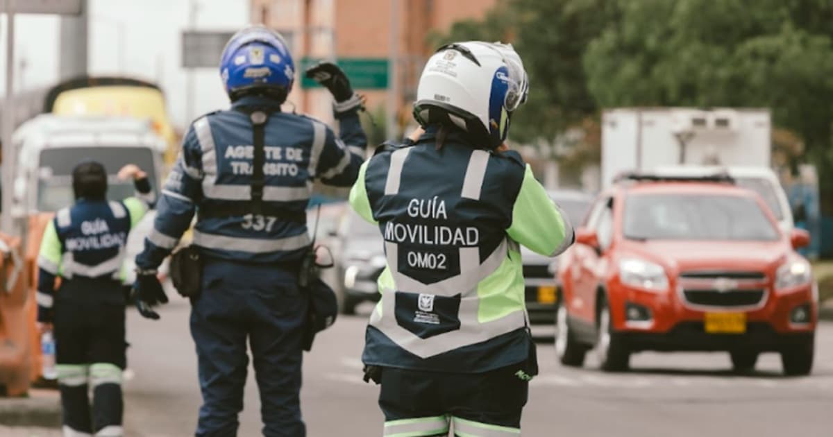 Foto de agentes de tránsito en una vía