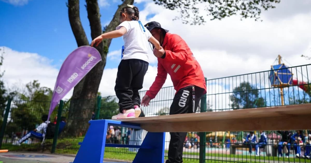 Niña realiza ejercicio de equilibrio con acompañamiento del IDRD en parque recreativo