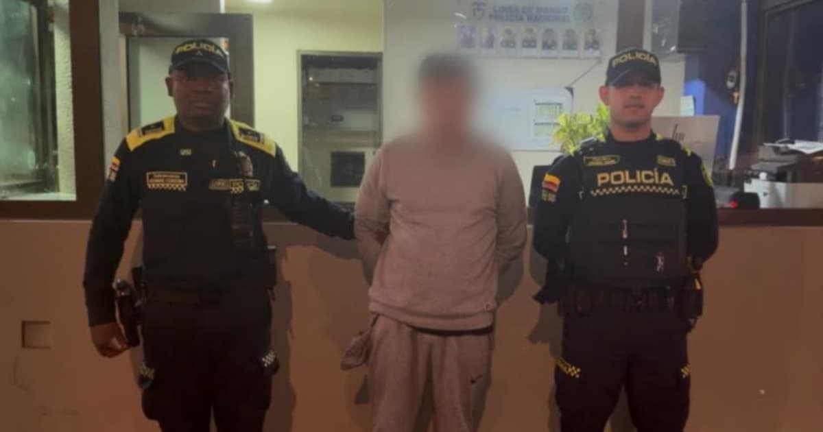 Hombre capturado en medio de dos policías.