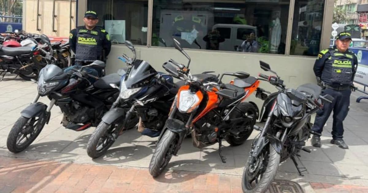 Motos incautadas y dos uniformados de la Policía.