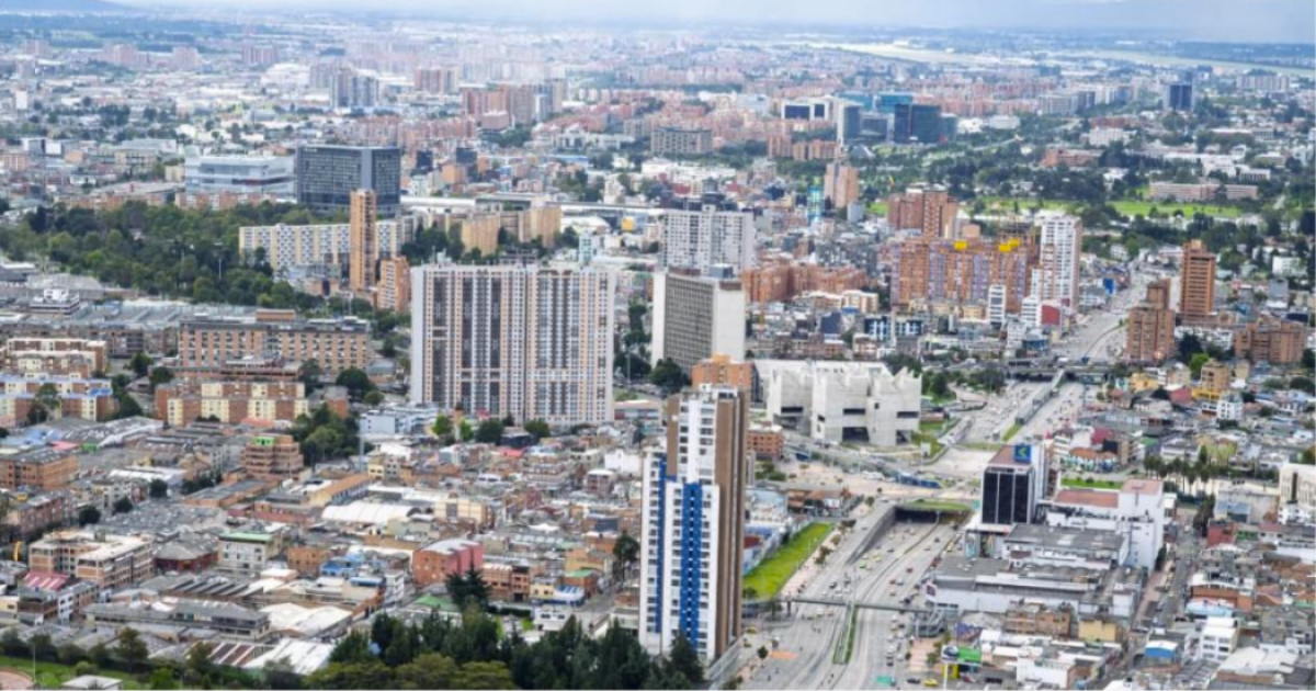 Imagen panorámica de Bogotá en la que se aprecia un día soleado.