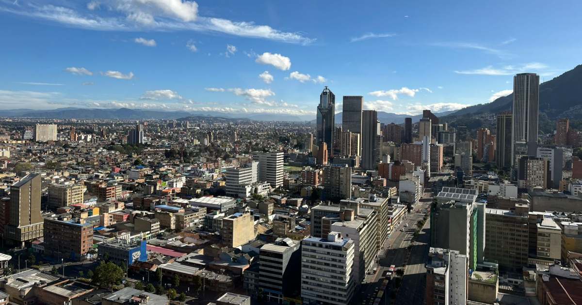 Foto panorámica de Bogotá que muestra edificios y árboles 