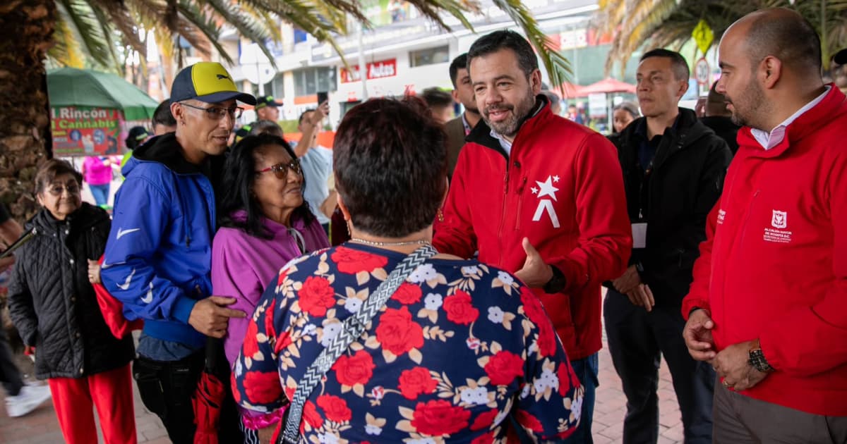 Alcalde Galán conversando con la comunidad en la localidad de Engativá. 