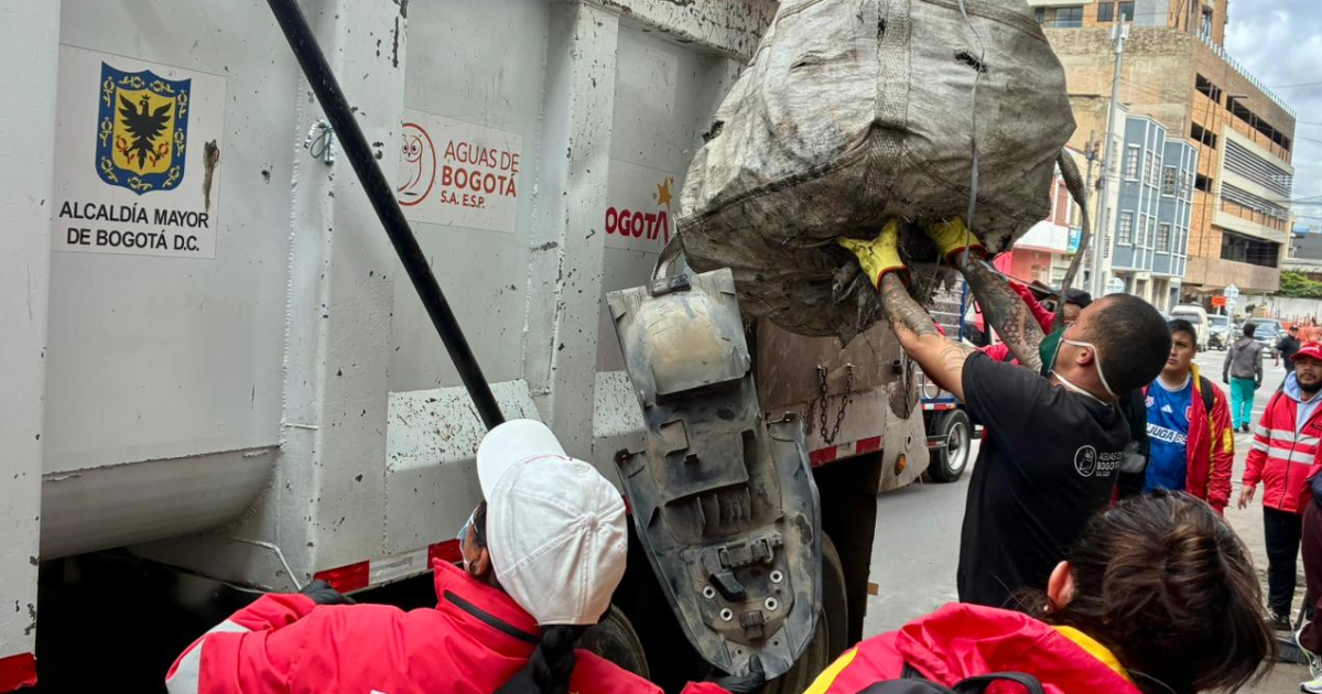 Foto de funcionarios del Distrito en operativo de limpieza