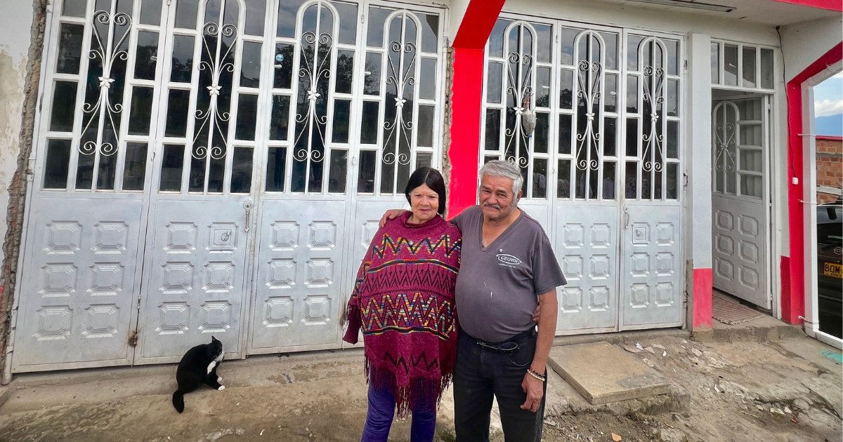 Foto de una pareja al frente de una casa