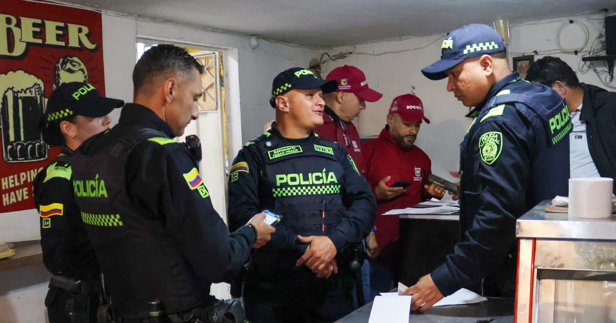 Funcionarios y policías durante operativo de control en Engativá.