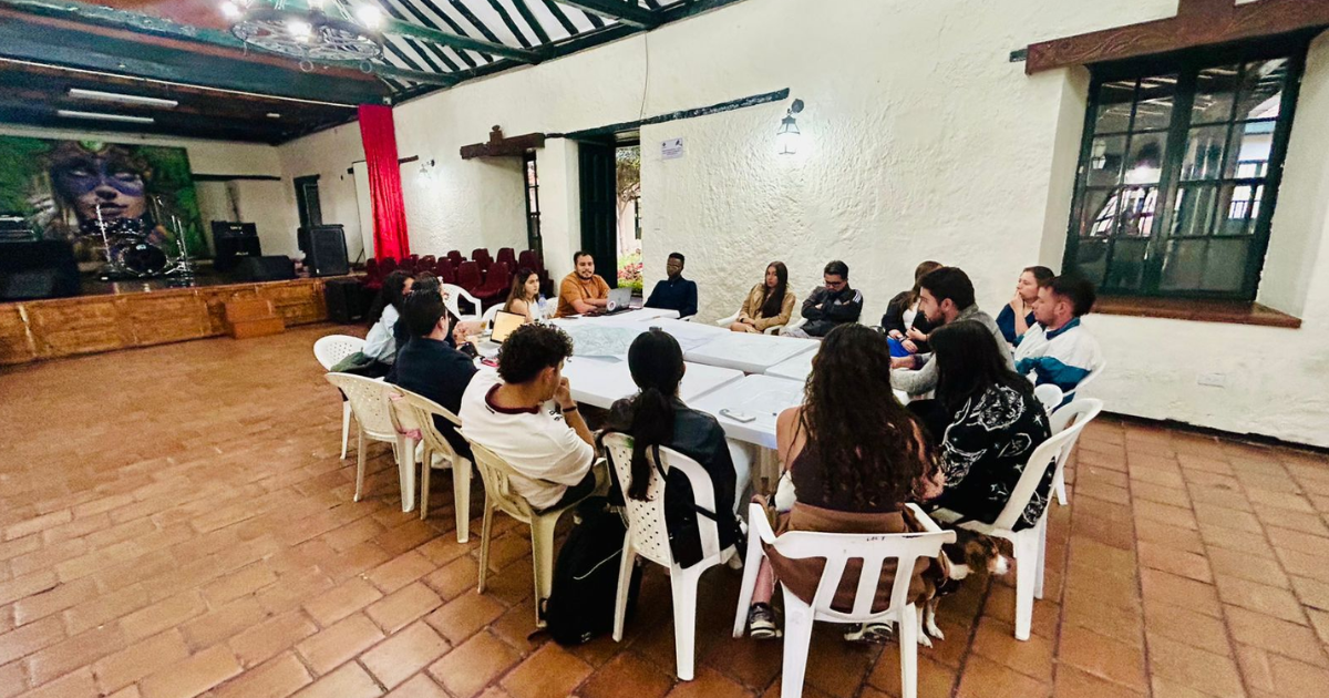 Foto de un grupo de funcionarios en una reunión 