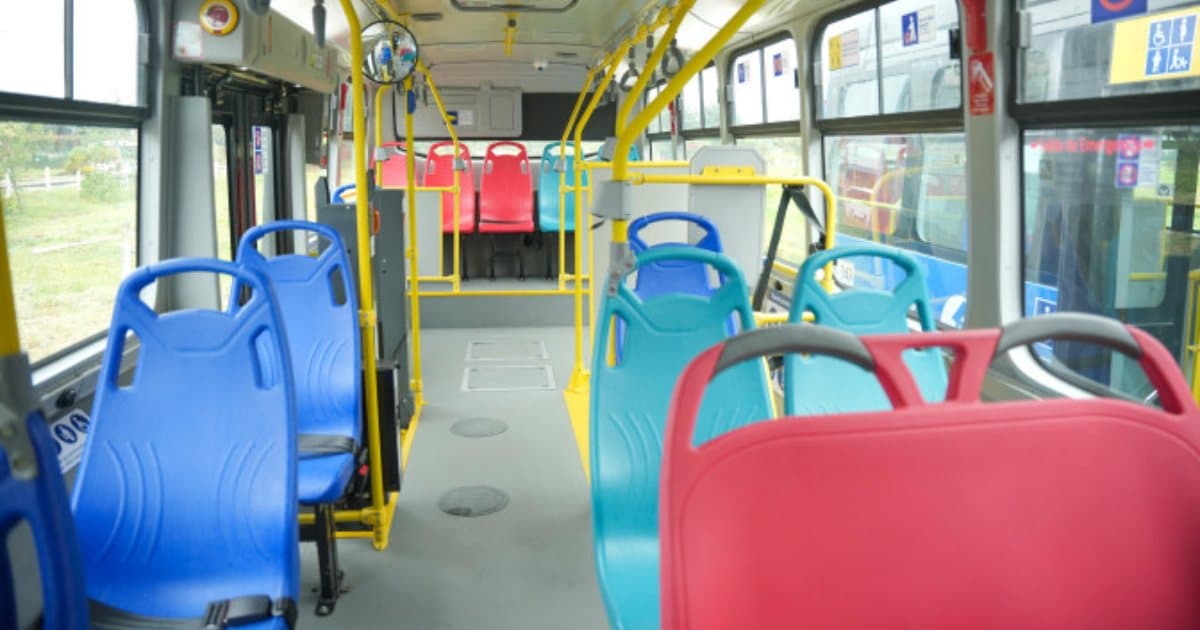 Foto del interior de un bus de TransMilenio.