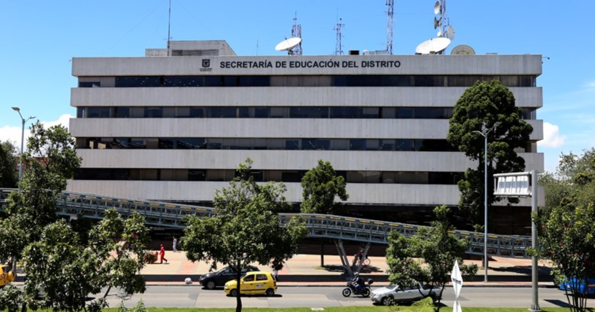 Foto que muestra una edificio con paredes blancas y el un letrero que dice: Secretaría de Educación