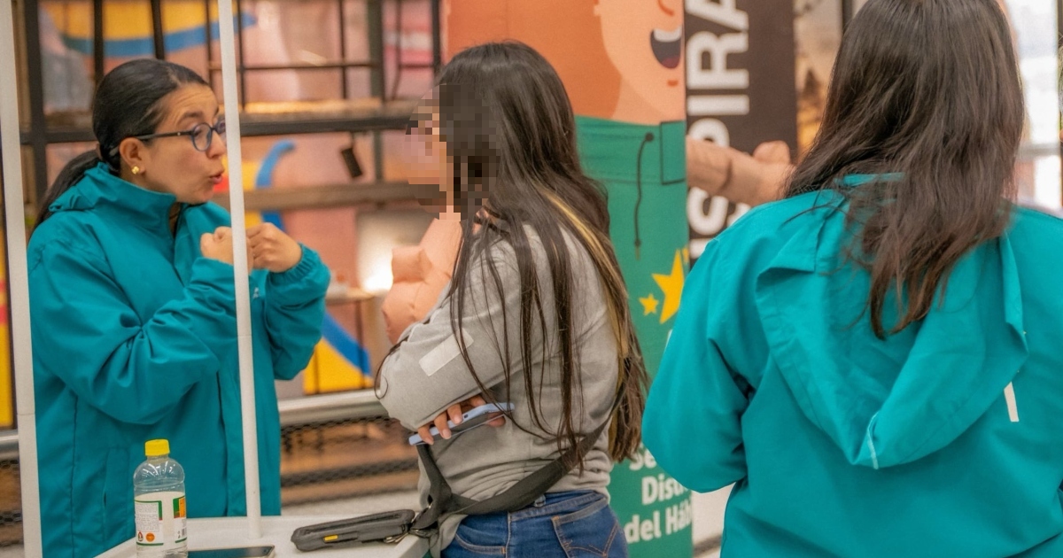 Foto que muestra personas hablando 